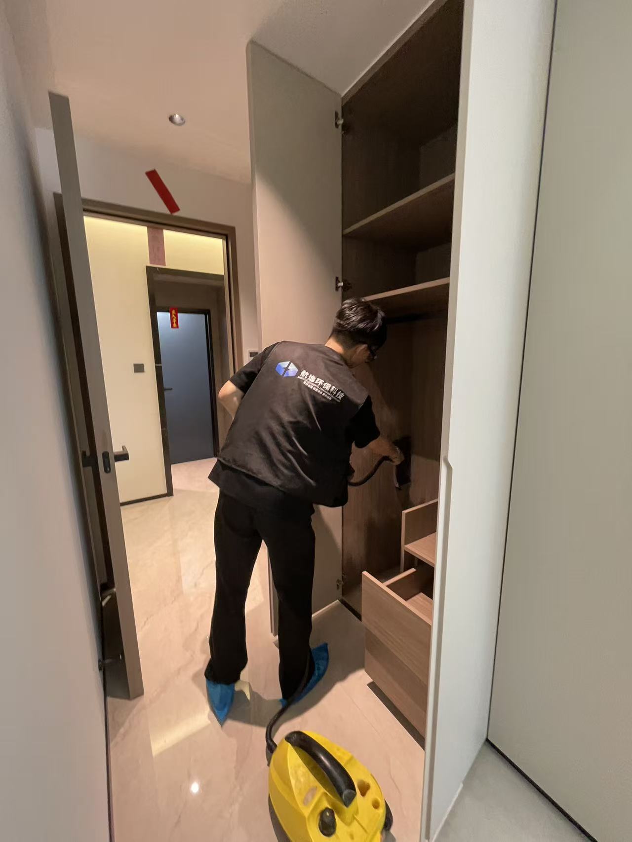 施工前家具保护膜包裹